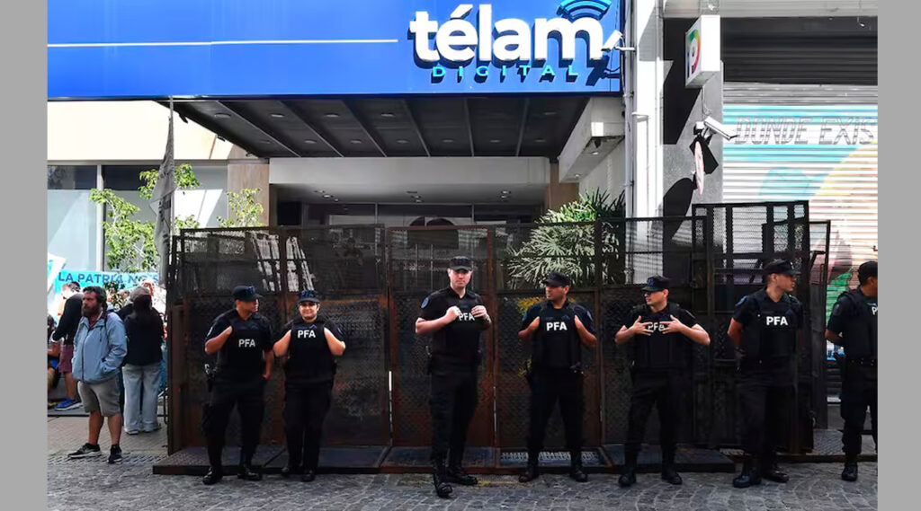 Agentes de la Policía Federal Argentina cortando el acceso a los trabajadores de Télam.