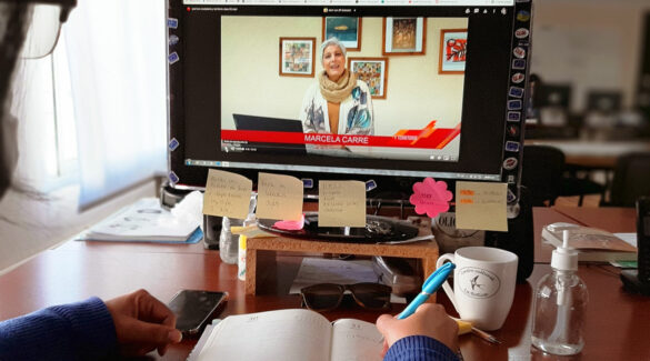 Estudiante virtual viendo en una computadora uno de los módulos virtuales del programa Ciudadanía y Territorio.