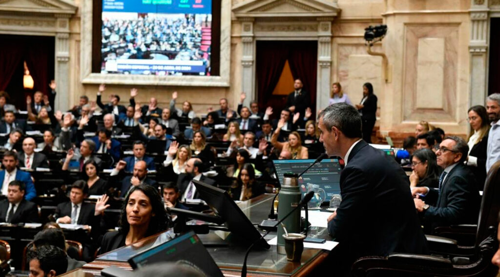 Diputados nacionales aprobando la Ley Bases promovido por la gestión de Javier Milei.