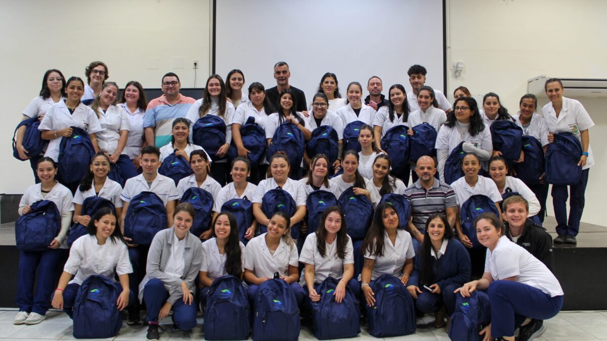 Entrega de equipamiento para estudiantes de Enfermería