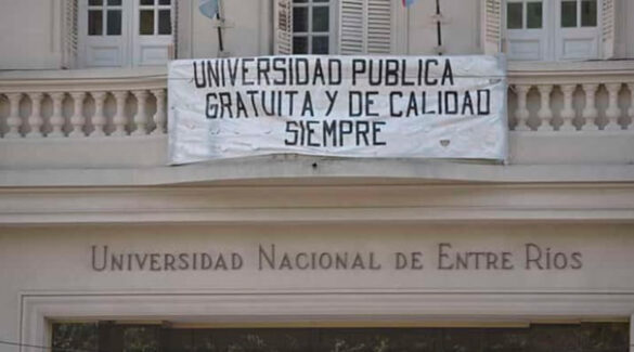 Fachada de Rectorado de la UNER con una bandera que reza universidad pública y de calidad gratuita siempre.