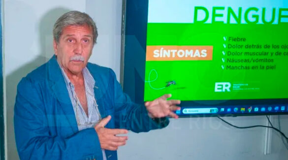Ministro de Salud de Entre Ríos, Guillermo Grieve, mostrando una presentación sobre el dengue.