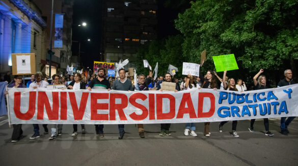 Personas marchando en defensa de la universidad pública en Concepción del Uruguay.
