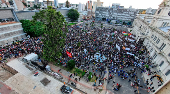 Vista aérea de la concentración de personas en la marcha por la defensa de la universidad pública en Paraná.