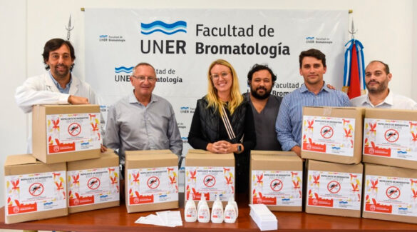 Autoridades municipales y de la facultad de bromatología, posan sonrientes junto a una primera tanda de repelente producido en la facultad.