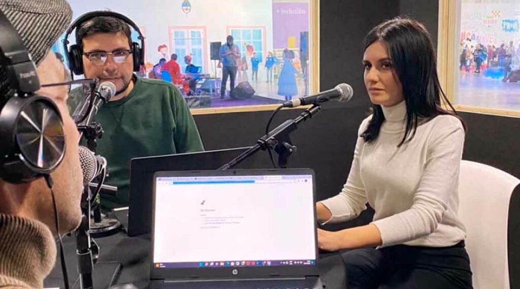 Agustina Collucci y José Trovatto durante las Jornadas Universitarias “La Radio del Nuevo Siglo" de 2022.