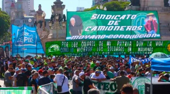 Integrantes del gremio de Camioneros marchando durante el paro del 9 de mayo convocado por la CGT.