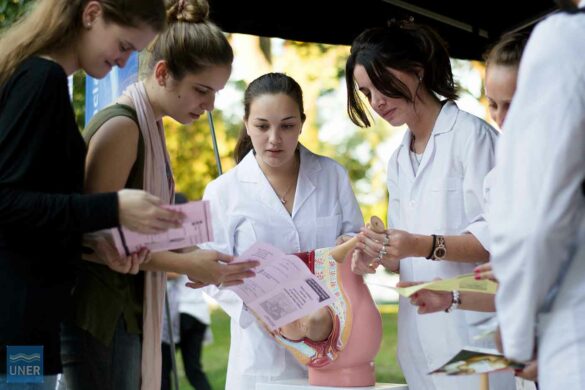 Estudiantes de la carrera de Obstetricia en una actividad en la plaza Ramírez de Concepción del Uruguay, en el marco de la semana del parto respetado.