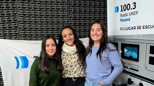 Las estudiantes que llevaron adelante el estudio sobre consumos radiofónicos, posando en el estudio de Radio Uner Paraná.