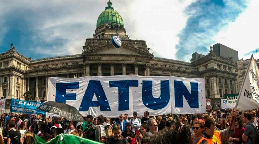 Trabajadores no docentes con bandera de Fatun frente al Congreso.