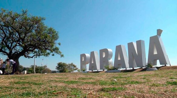 Letras corpóreas que dicen Paraná en la barranca del Pato Sirirí.