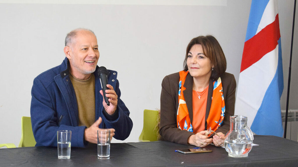 Sandra Arito, decana de la facultad de trabajo social, junto a Andrés Sabella, rector de UNER, en el lanzamiento de Innolabs FTS.