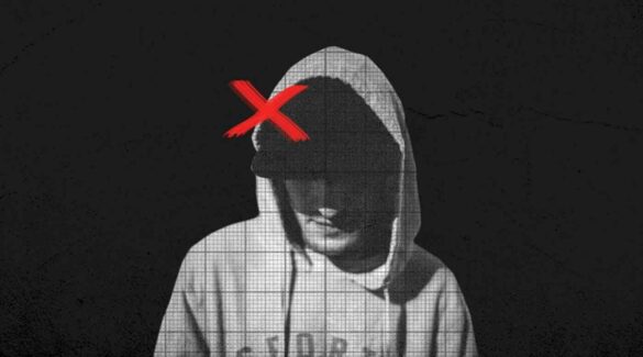 Adolescente en blanco y negro con una X roja en su cabeza.