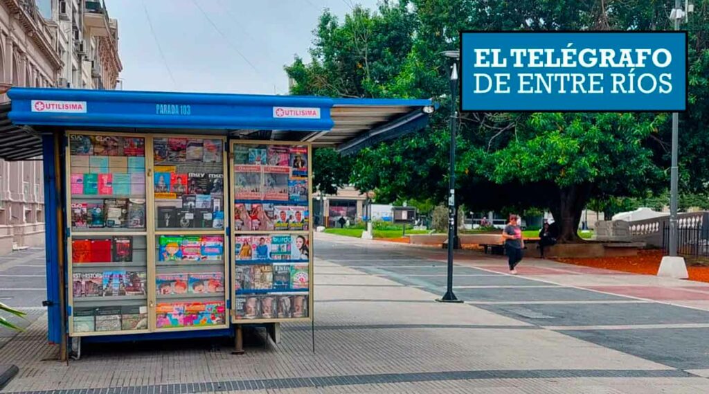 Kiosco de diarios y revistas frente a una plaza.