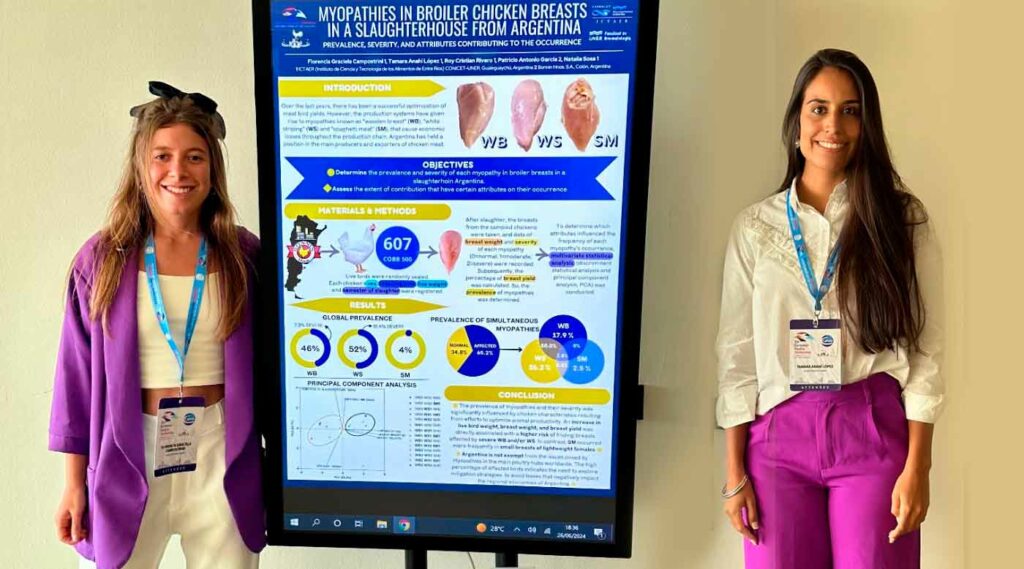 Las investigadoras de la Facultad de Bromatología junto a uno de los pósters que presentaron en la conferencia sobre aves de corral desarrollada en Europa.