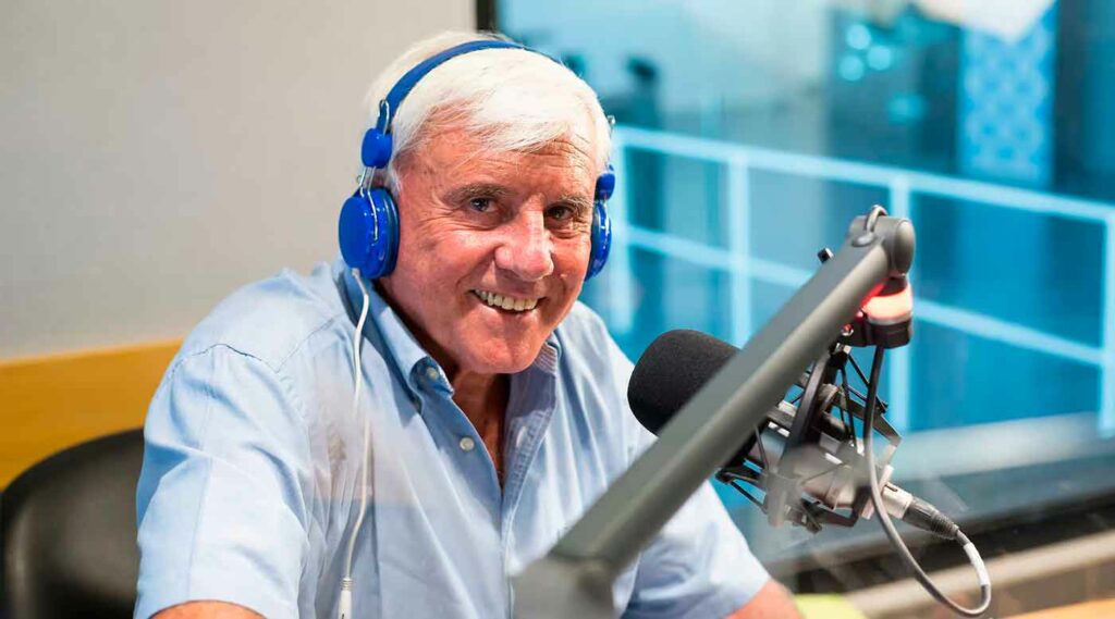 El locutor Fernando Bravo posando sonriente en la radio.