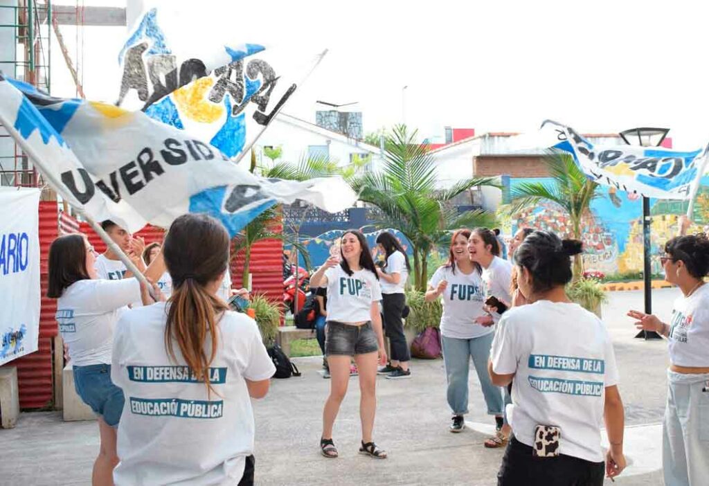 Estudiantes del Centro de Estudiantes en la Facultad de Trabajo Social y parte del Frente Universitario Popular festejando el triunfo en los comicios en el patio de la facultad.