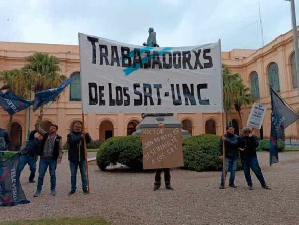 Los trabajadores de los Servicios de Radio y Televisión durante una protesta en el Viejo Rectorado de la Universidad Nacional de Córdoba (UNC) contra el desfinanciamiento del Multimedio.