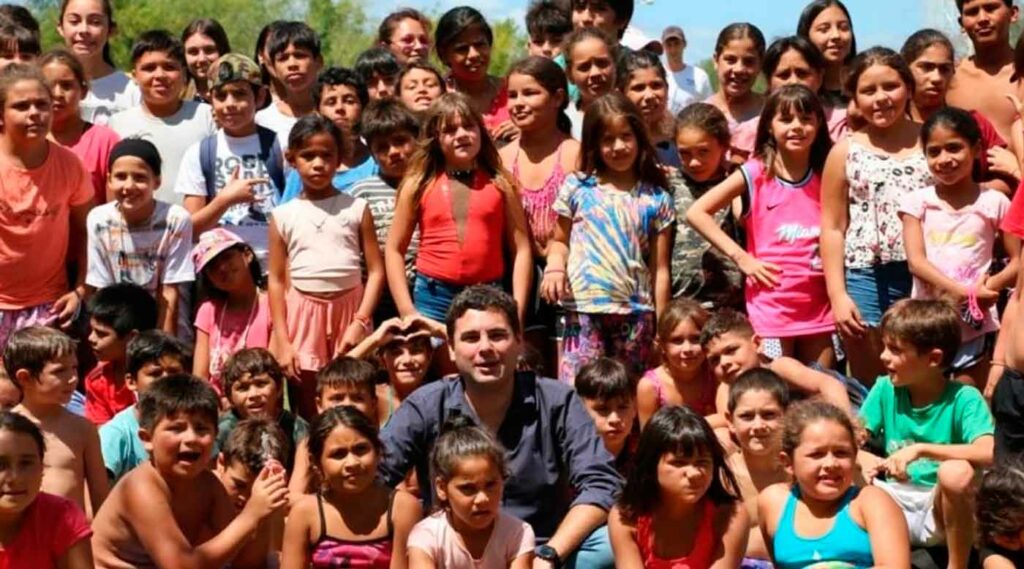 Intendente de San José posando junto a niños de tres merenderos de su ciudad.