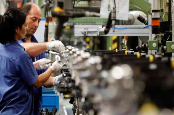 Operarios trabajando en una fábrica.