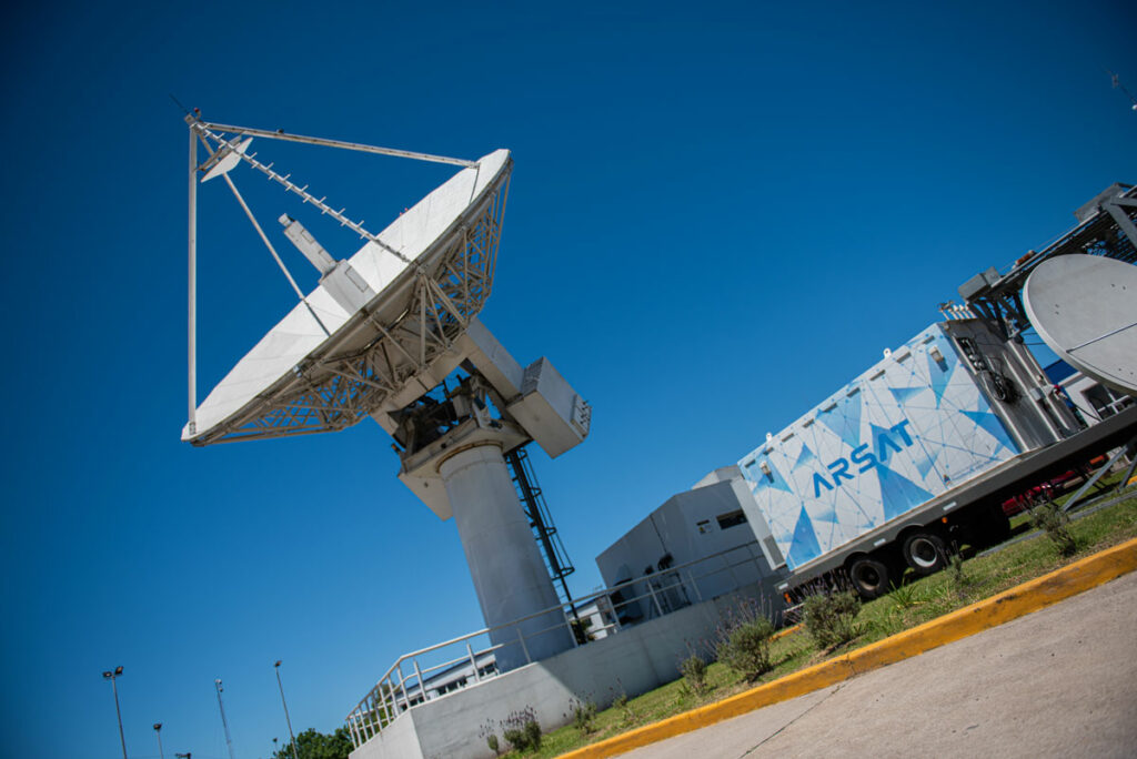 Antena parabólica de Arsat, apuntando hacia el cielo.