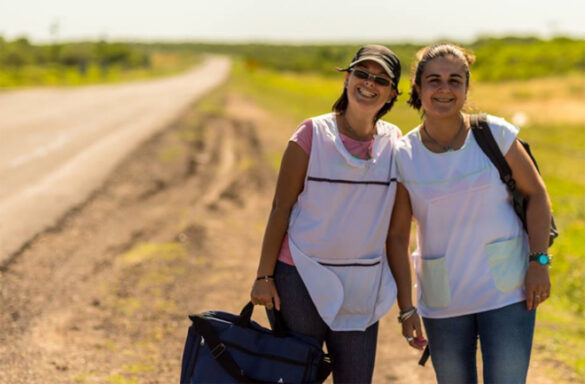 Yanina y Melisa recorren 250 km diarios a dedo yendo y viniendo a trabajar. Viven en Bovril y trabajan en las Escuelas Primarias 106 en Raíces Norte y 39 en Paso de la Laguna, en el Departamento Villaguay.