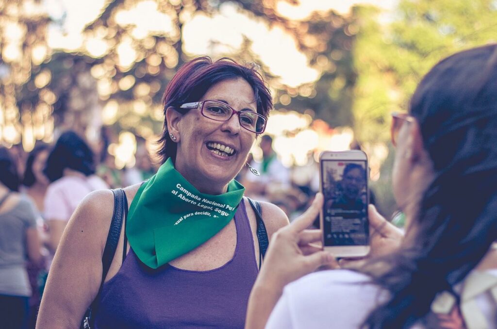 Jorgelina Londero entrevistada en una marcha feminista.