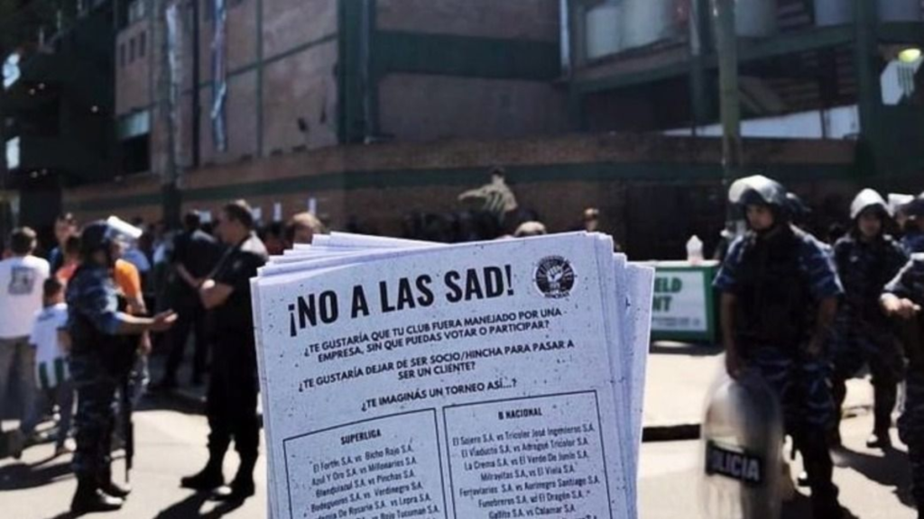 Folleto en la vía pública contra las sociedades anónimas en los clubes deportivos.