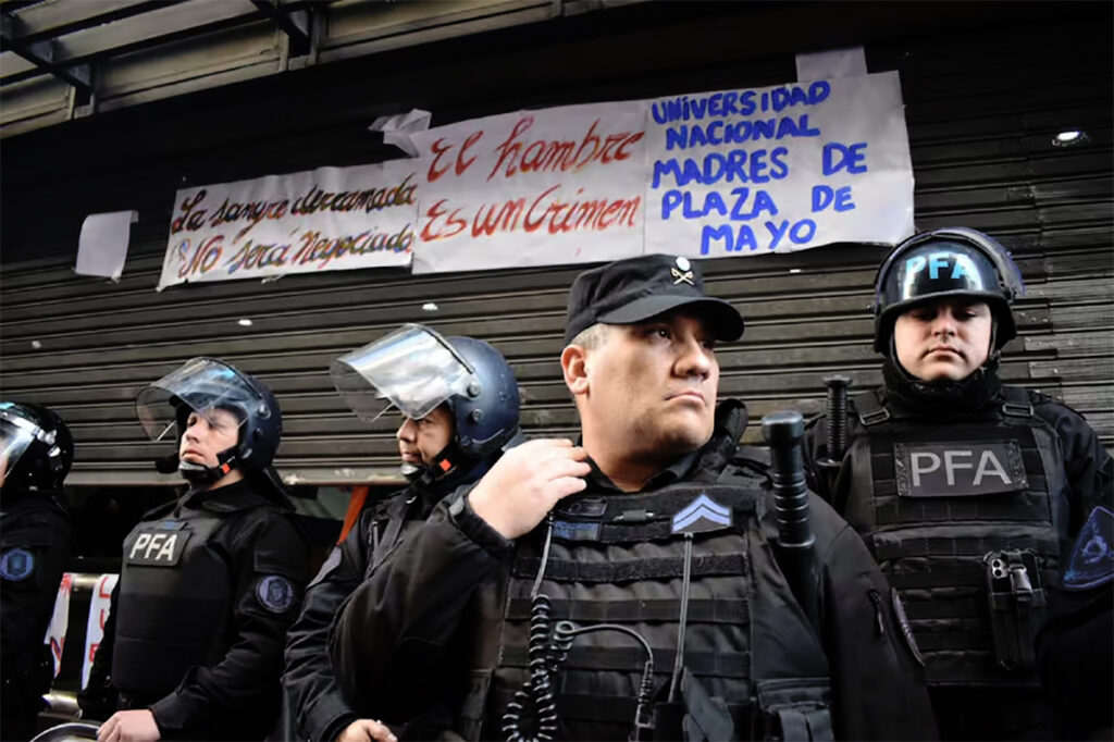 Policía rodeando la Universidad de Madres de Plaza de Mayo.