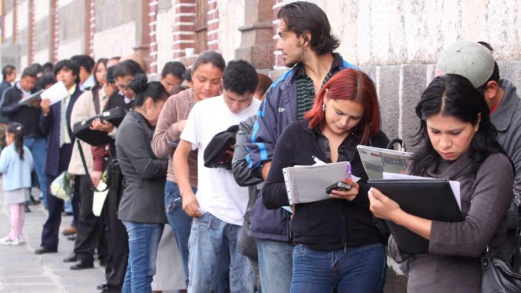 Fila de jóvenes buscando trabajo.