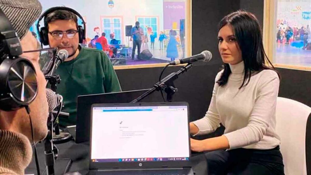 Agustina Colucci, vicepresidenta de Aruna, conduciendo un programa radial junto a José Trovatto.