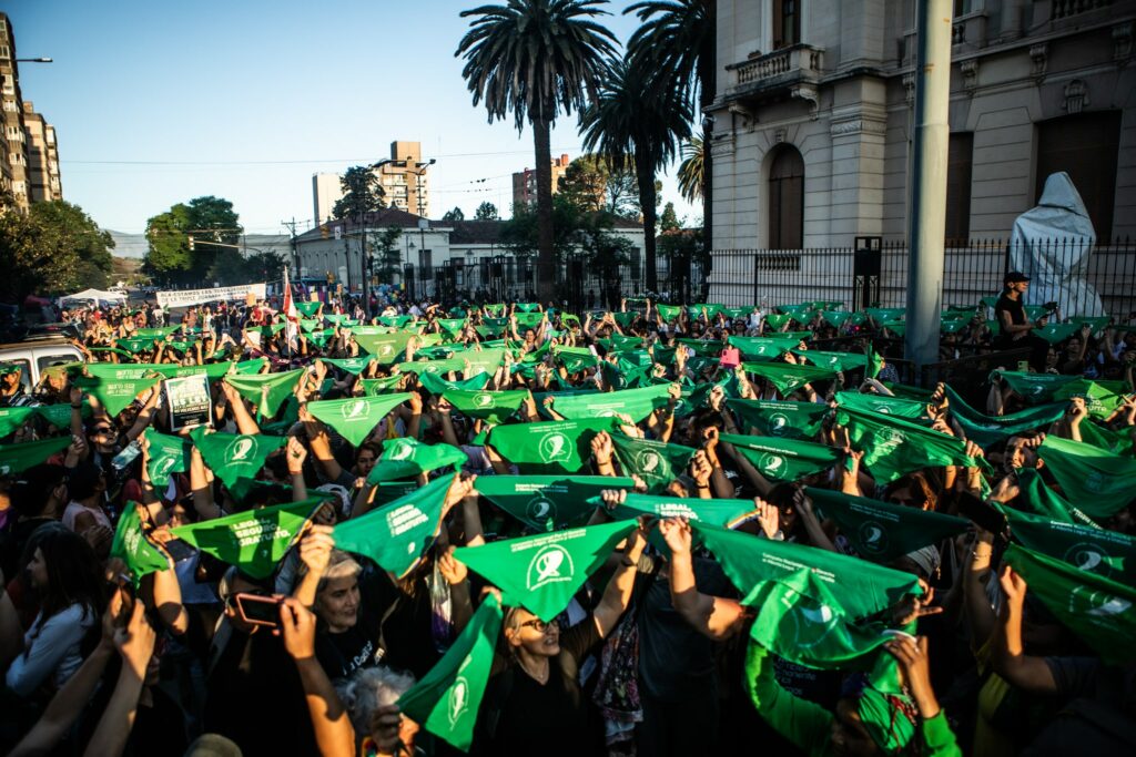 Cientos de mujeres levantando el pañuelo verde apoyando el aborto legal y gratuito, en las calles de Jujuy.