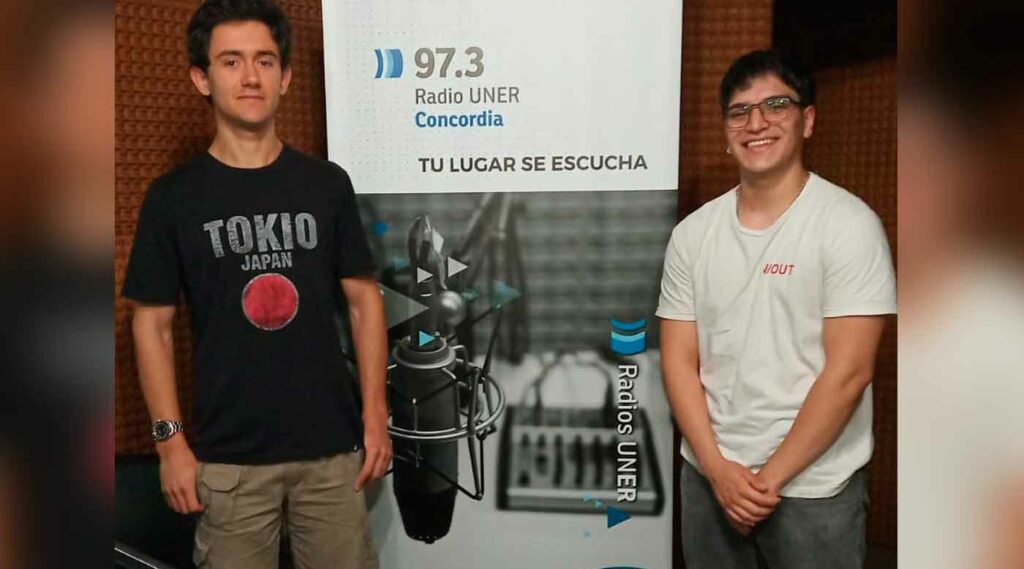 Iván Gamarra y Gonzalo Buffa, estudiantes de Mecatrónica, en el estudio de Radio UNER Concordia.