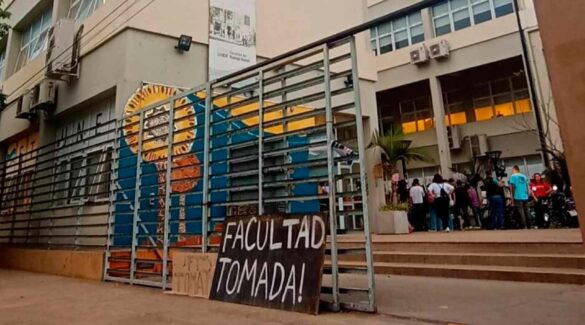 Fachada de la Facultad de Trabajo Social con un cartel que dice "facultad tomada".