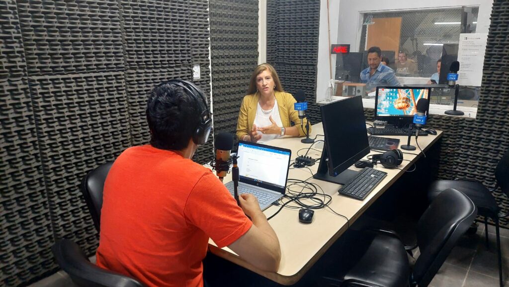 La intendenta de Paraná, Rosario Romero, en el estudio de Radio UNER Paraná siendo entrevistada por Juan Pablo Arias.