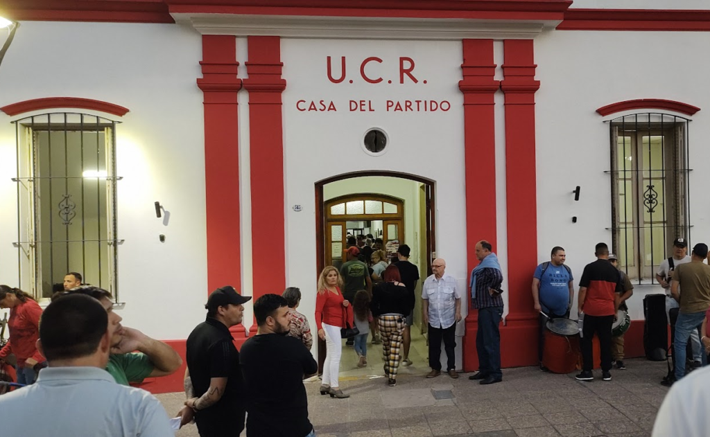 Personas en la puerta de la sede en Entre Ríos de la Unión Cívica Radical.