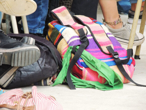 Mochila en el piso