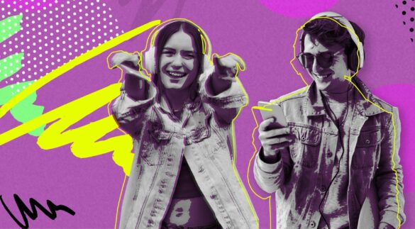 Alumnos con auriculares sonriendo