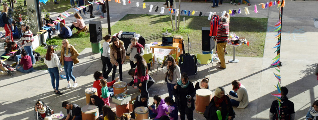 Grupo de alumnos disfrutando de Vivi la Uner