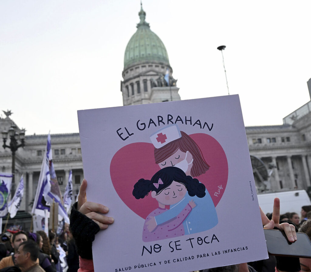 Cartel con leyenda "El Garrahan no se toca" en la marcha en defensa del hostipal pediatrico