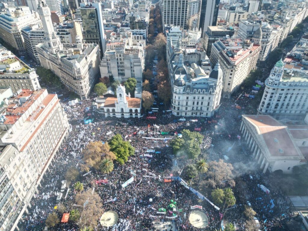 Plaza de Mayo colmada de gente