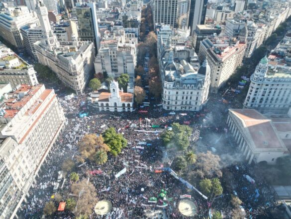 Plaza de Mayo colmada de gente