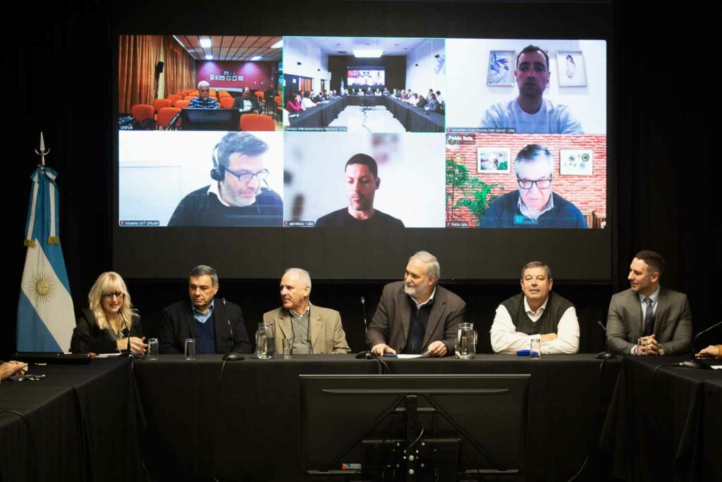 Panel principal de oradores en la Semana de la Vinculación Tecnológica.