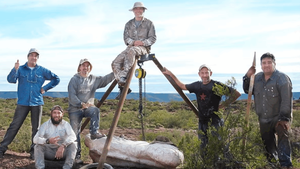 5 arqueólogos desenterrando huesos de dinosaurio