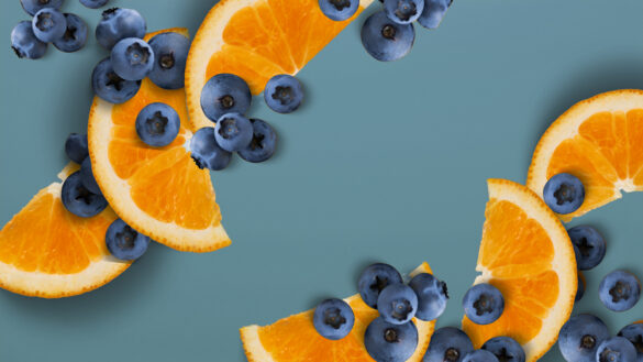 Gajos de naranjas y berries