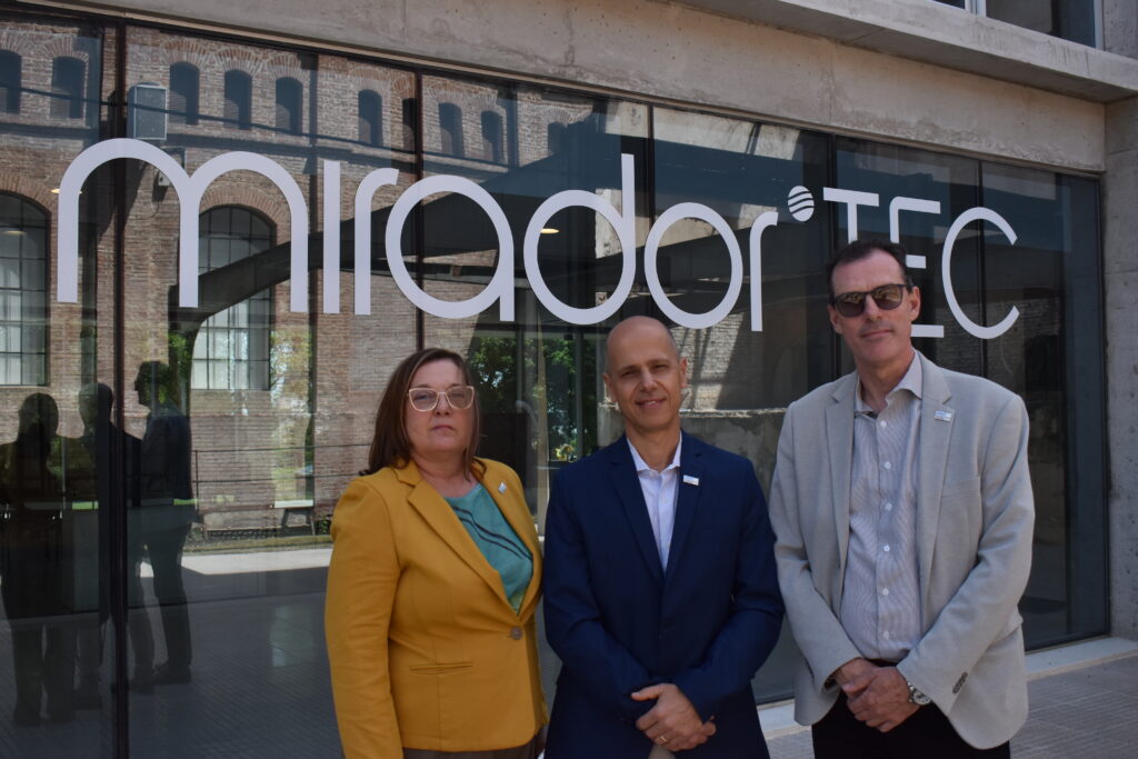 La vicerrectora de la Universidad Nacional de Entre Ríos, Gabriela Andretich, el secretario de ciencia, tecnología e innovación, Gabriel Gentiletti y el secretario de asuntos jurídicos, Alejandro Caudis posan hacia la cámara. Los tres se encuentran en el Mirador Tec.