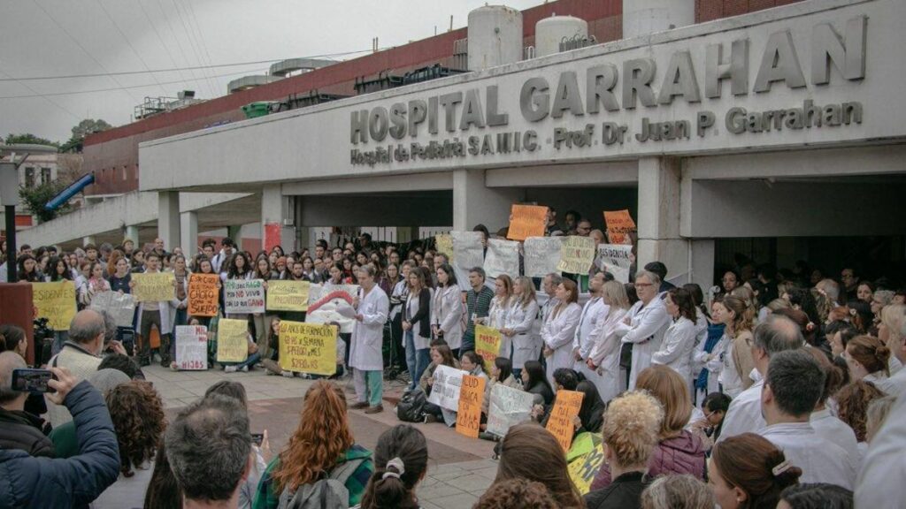 Médicos del Garraham, en la puerta del hospital, manifestándose