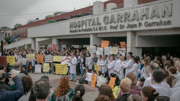 Médicos del Garraham, en la puerta del hospital, manifestándose