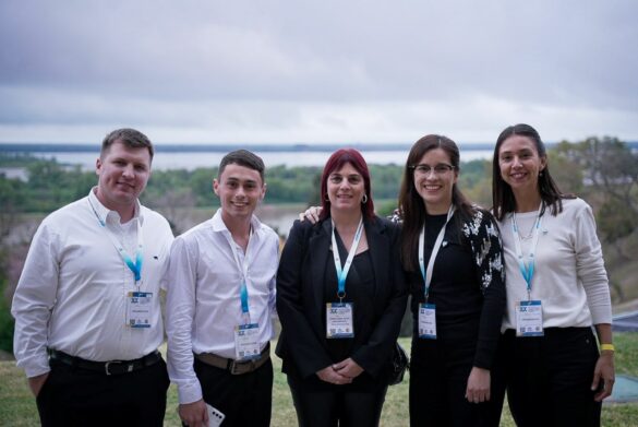 Nancy Pérez, Presidenta de ALTEC, posando junto a su equipo.
