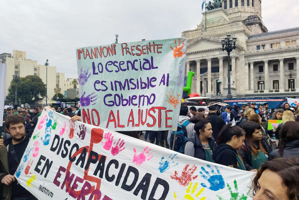 Protesta frente al congreso por el veto a la ley de emergencia en discapacidad
